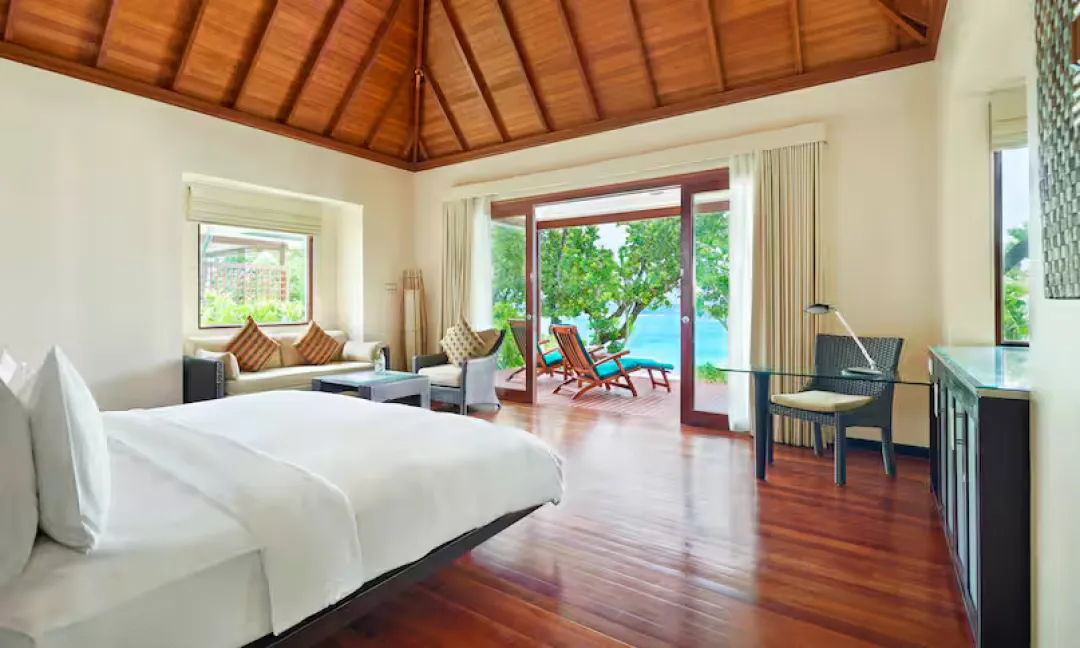 Hilton Labriz Resort & Spa - King Beachfront Villa with Plunge Pool - Bedroom