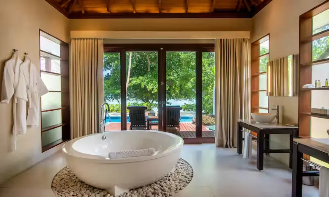 Hilton Labriz Resort & Spa - King Deluxe Beachfront Pool Villa - Bathroom