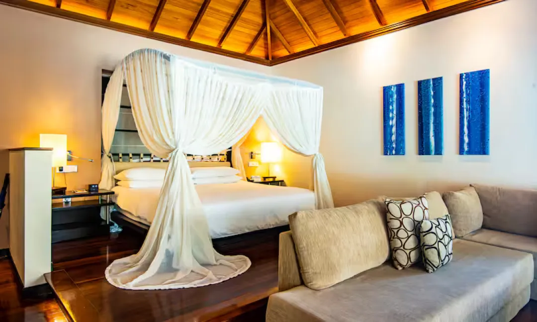 Hilton Labriz Resort & Spa - King Deluxe Beachfront Pool Villa - Bedroom