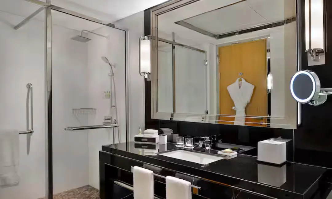 King Deluxe Room with Sea View - Bathroom