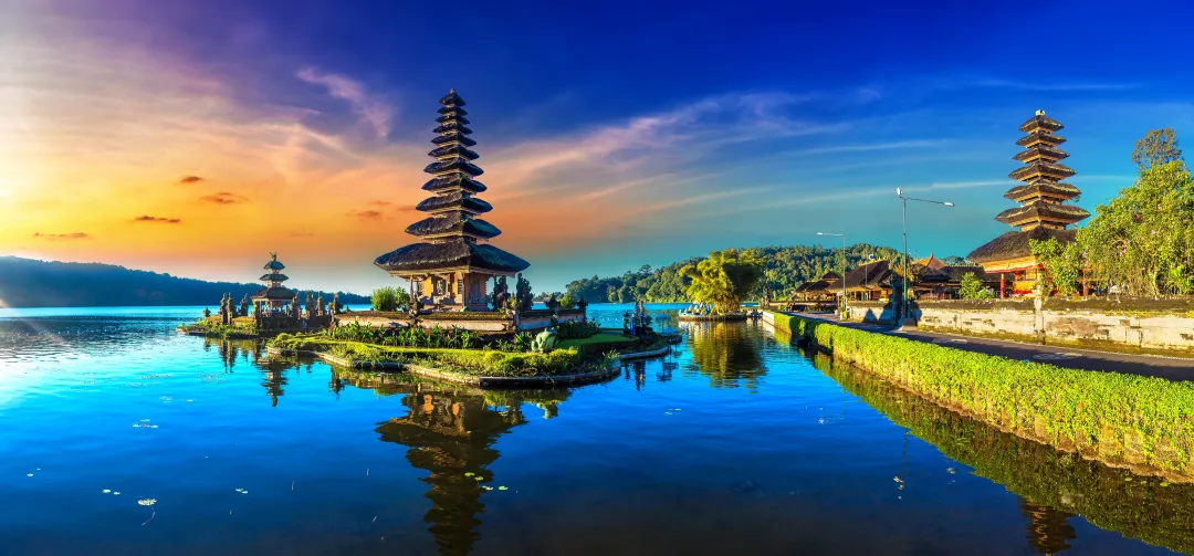 Sunrise at Pura Ulun Danu Beratan Bedugul temple