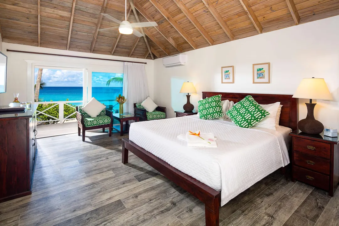 Deluxe Beachfront - Bedroom