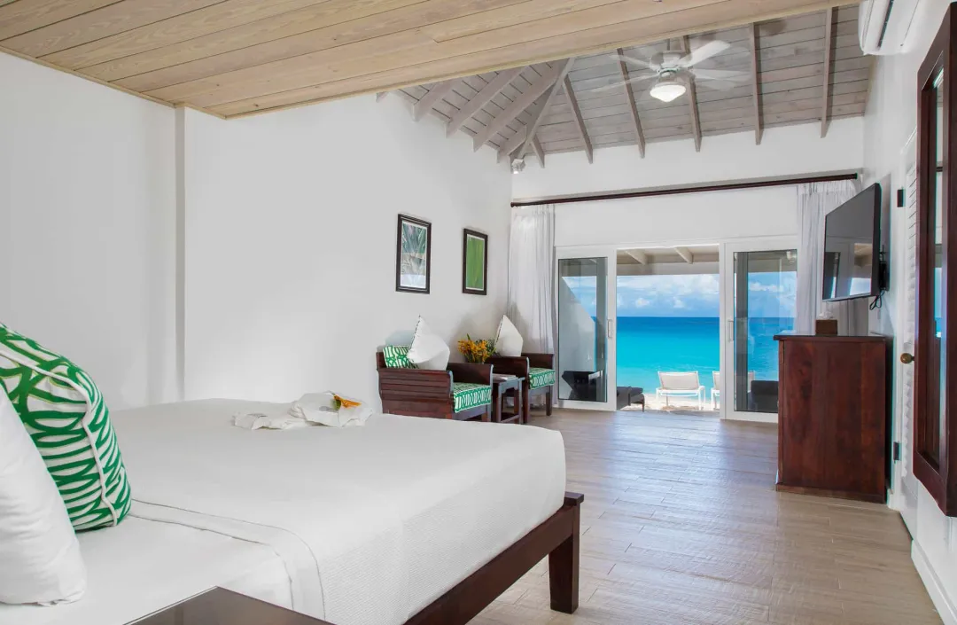 Superior Deluxe Beachfront - Bedroom with Sea View