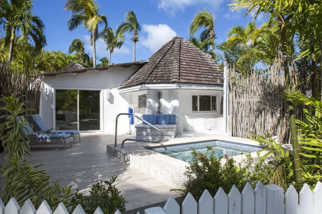 Gauguin Suite - Pool with Sun Lounge