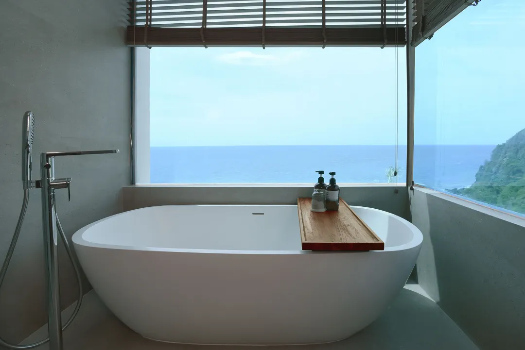 Ocean Suite - Bathtub with Sea View