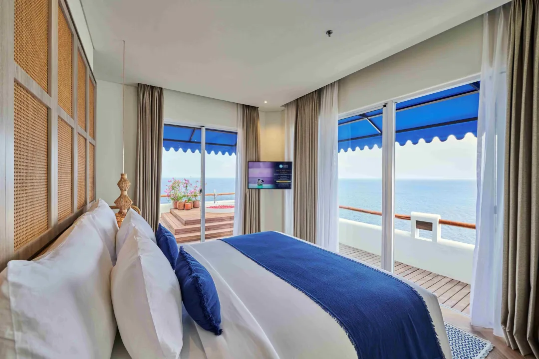 Rooftop Suite - Bedroom with Sea View