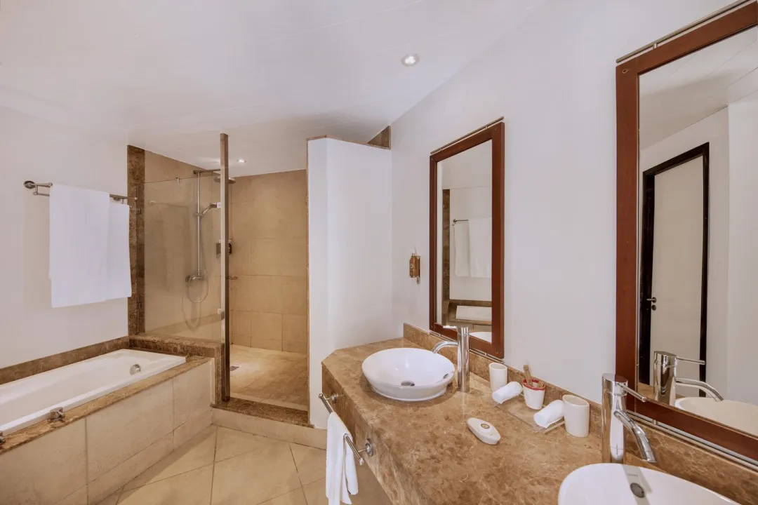Junior Suite - Bathroom