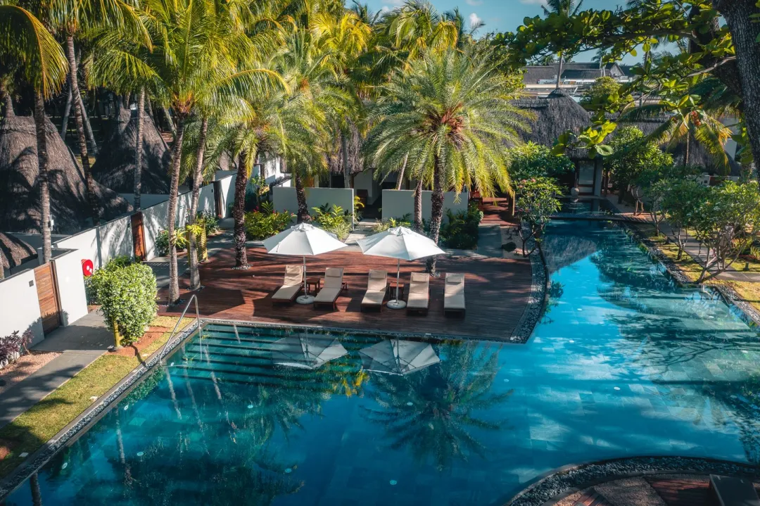 Shandrani Beachcomber Resort & Spa - Pool with Sun Lounge