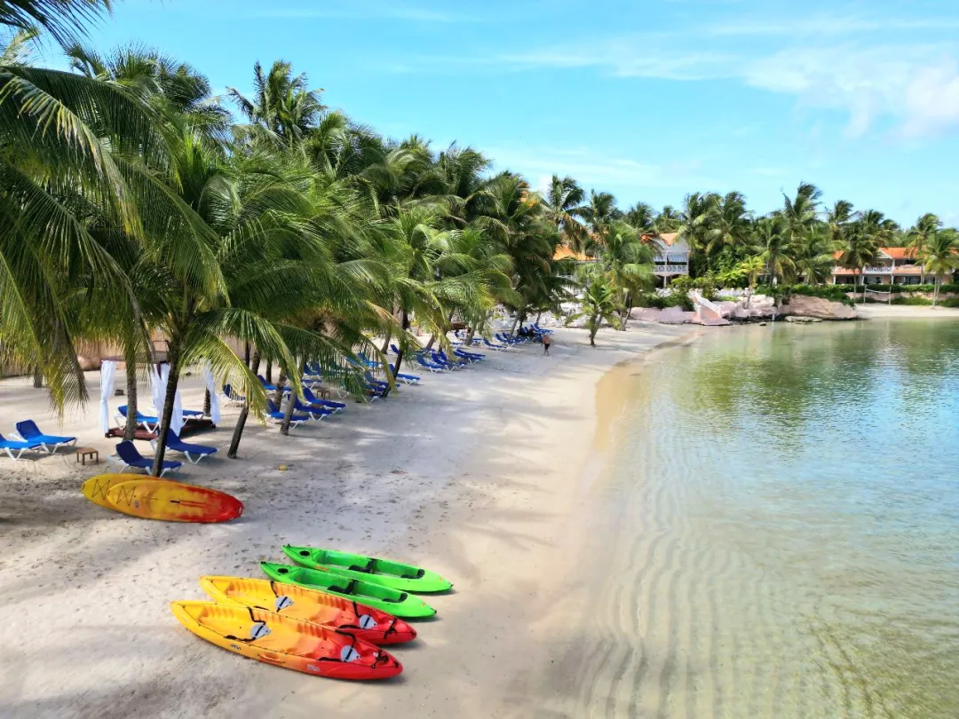 Coco Reef Tobago - Beach with watersport equipment