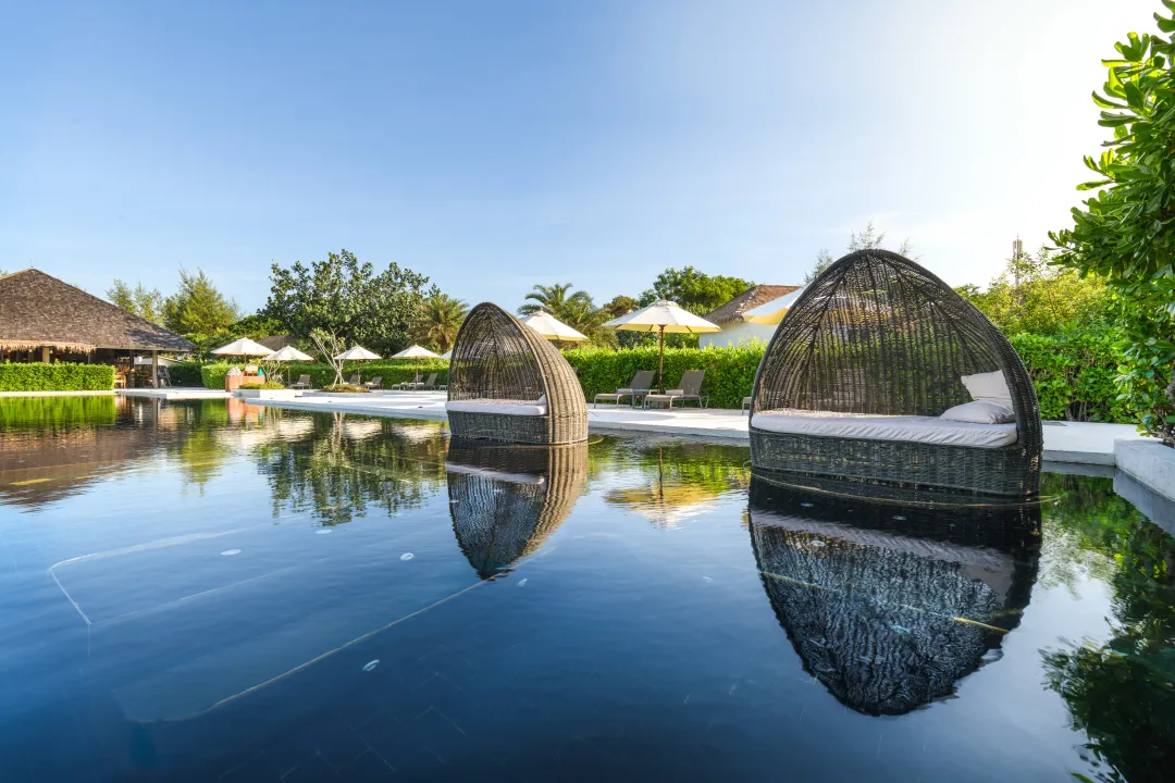 Royal Sands - Pool Cabanas