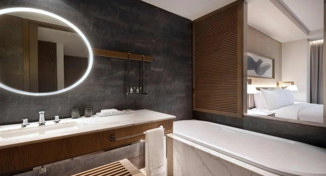 King Guest Room with Yas Theme Park Access - Bathroom