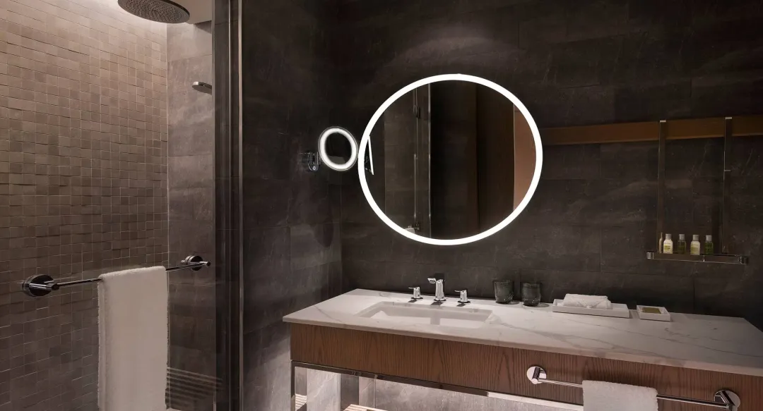 King Guest Room with Yas Theme Park Access - Shower