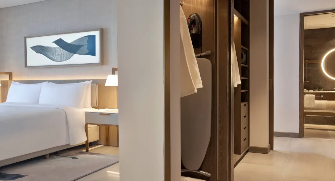 Family Connecting Room with Yas Theme Park Access - King Bed