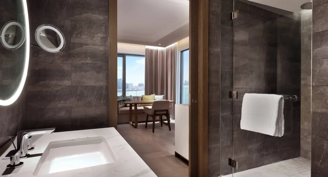 King Deluxe Room with Pool View & Yas Theme Park Access - Shower