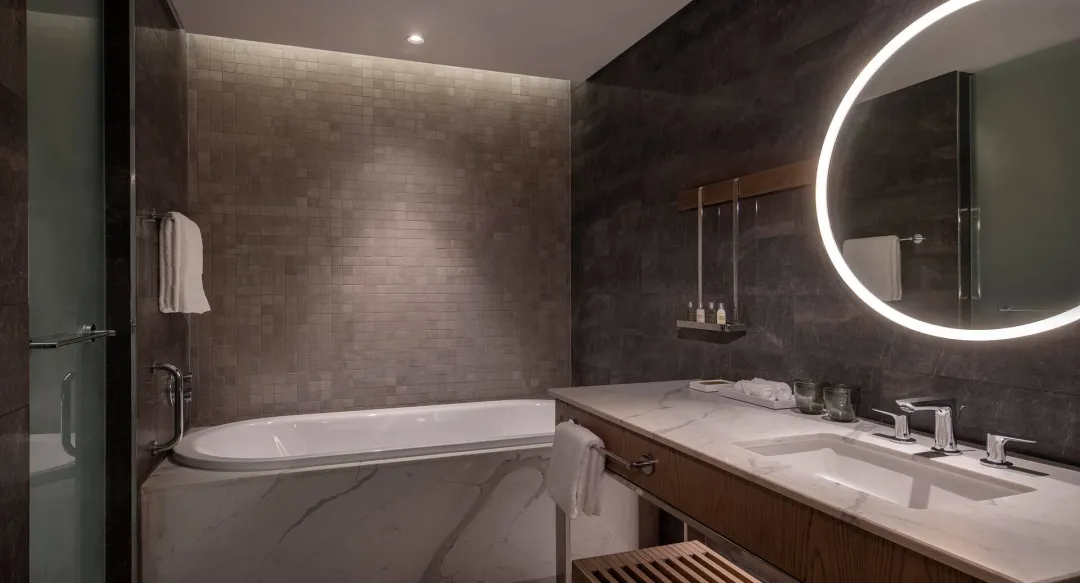 Two Double Beds Deluxe Room with Pool View & Yas Theme Park Access -Bathroom