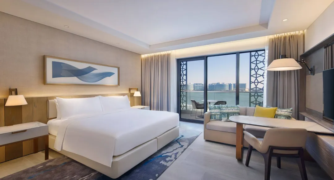 King Deluxe Room with Bay View & Yas Theme Park Access - Bedroom with Bay View