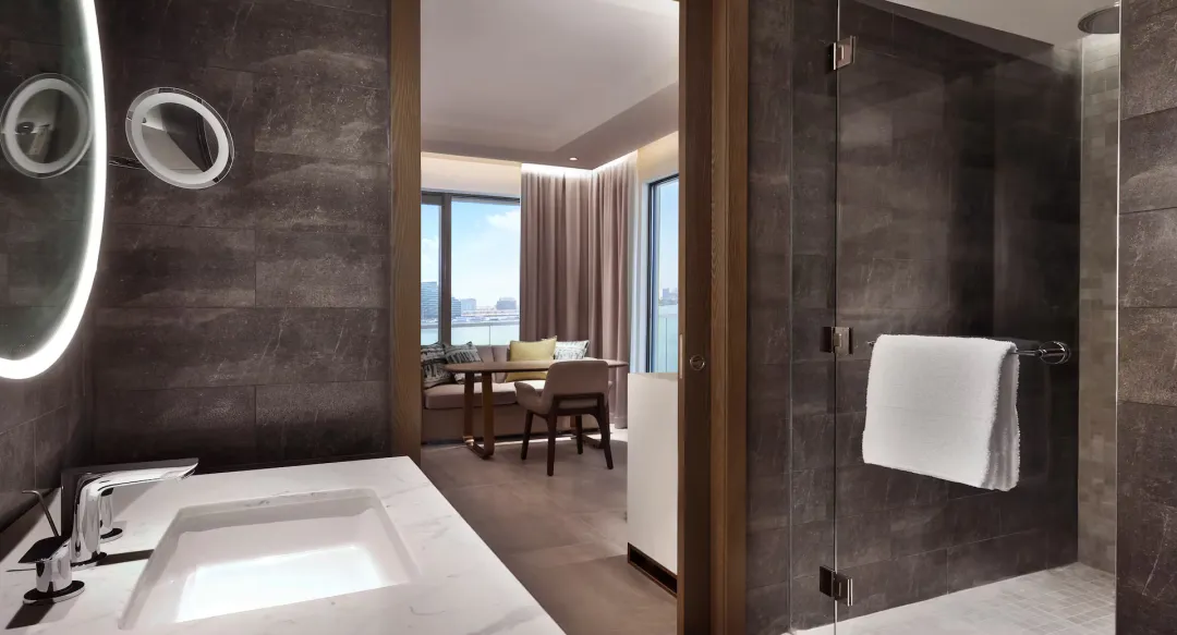 King Deluxe Room with Bay View & Yas Theme Park Access - Shower Room