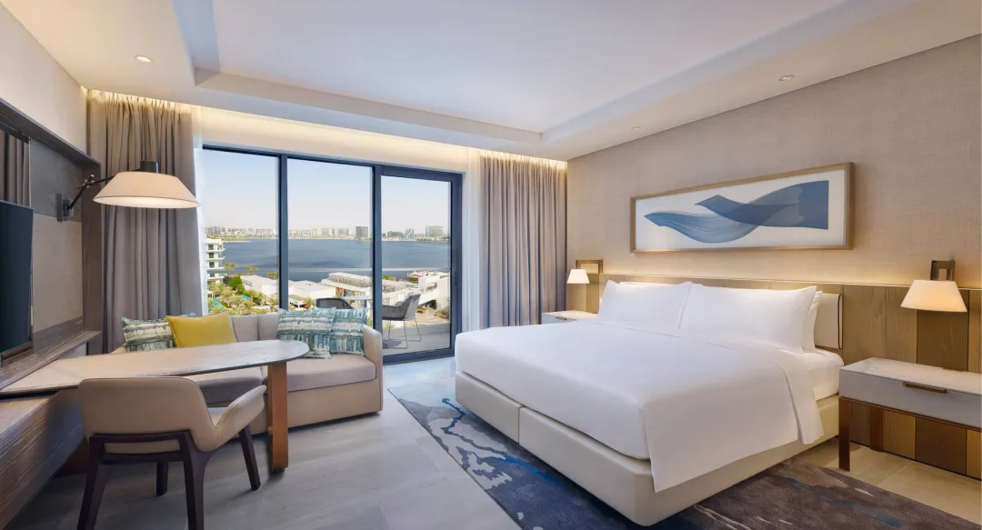 King Deluxe Room with Bay View & Yas Theme Park Access - Bedroom