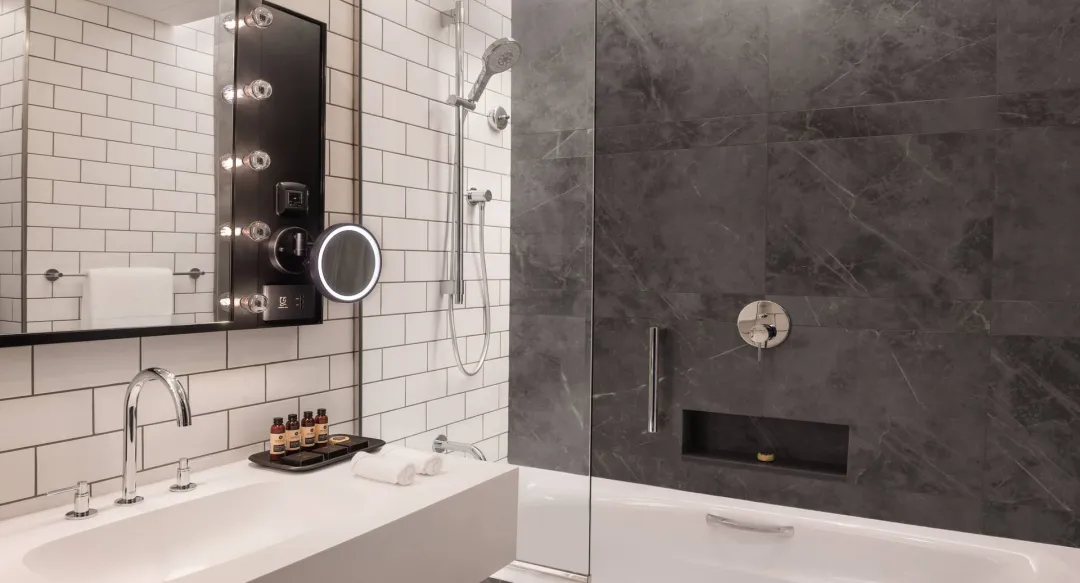 Two Double Beds Artist Room - Bathroom