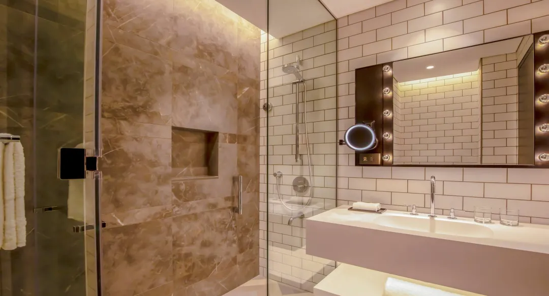 King Artist Room - Bathroom