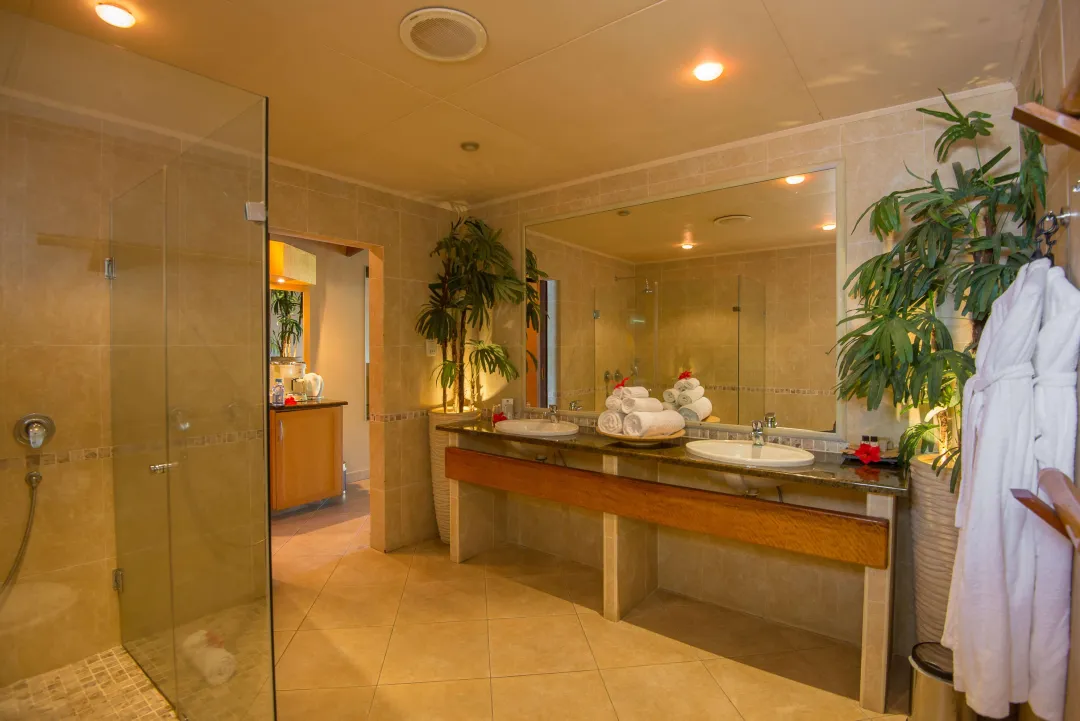 Coco De Mer - Junior Suite  Bathroom