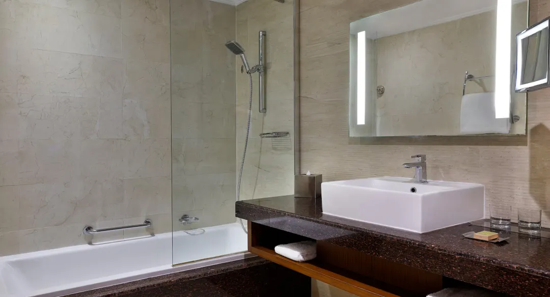 Guest Room with Pool View - Bathroom