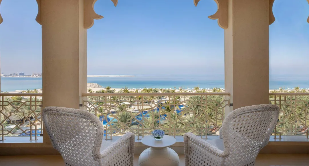 Two Queen Beds Premier Ocean View Room - Balcony Lounge