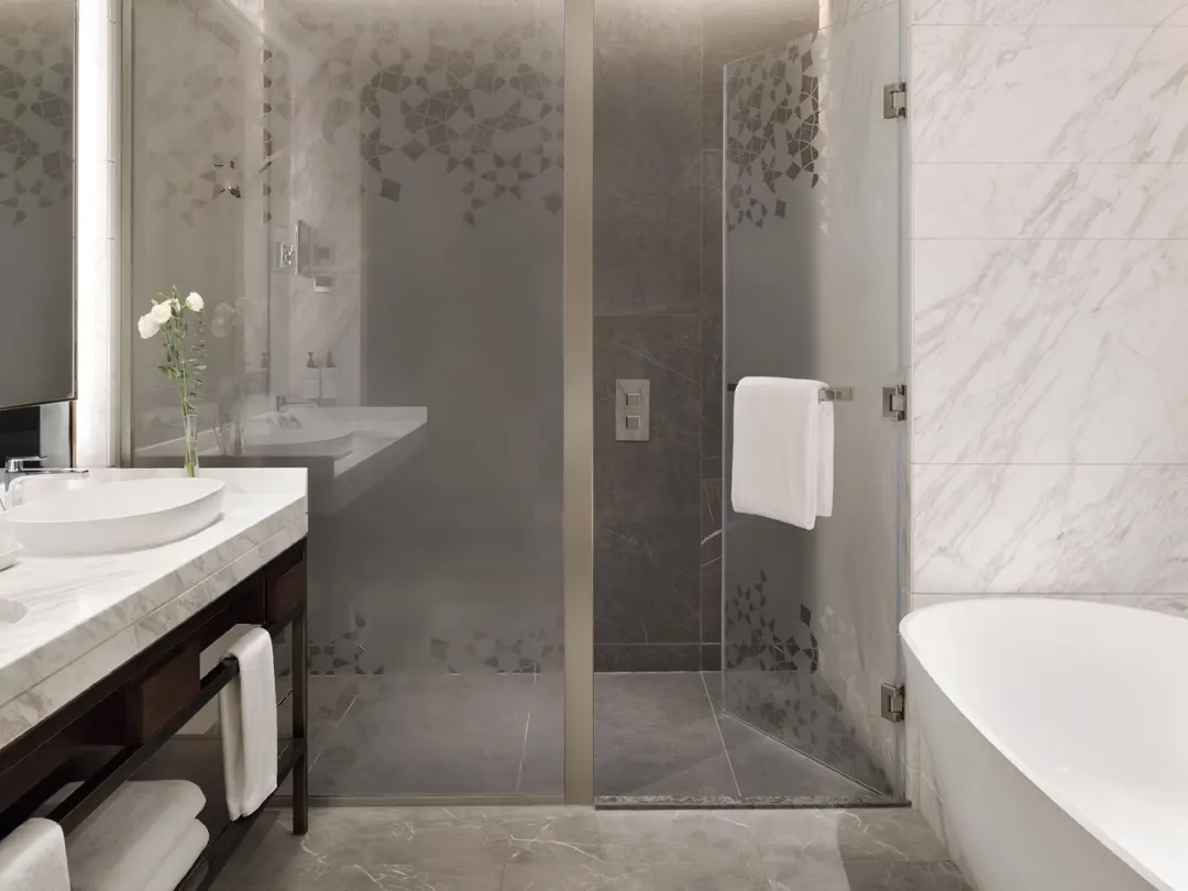 One Bedroom Sea View Suite - Bathroom