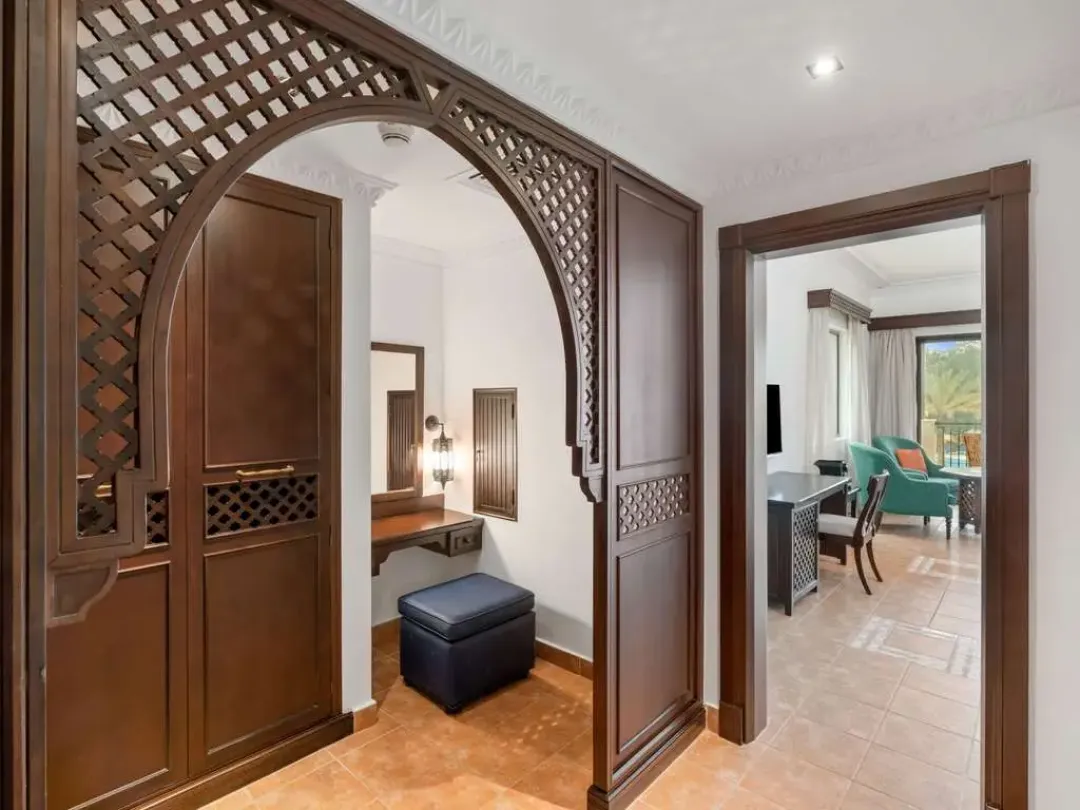 Family Room Pool View - Dressing Room Aeria