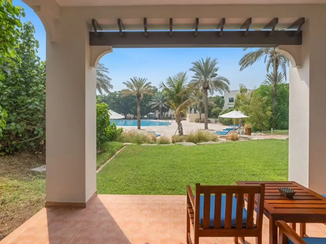 Family Room Pool View - Terrace Lounge