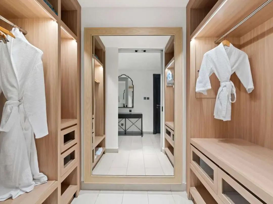 Family Room Beach Front - Walk in Closet