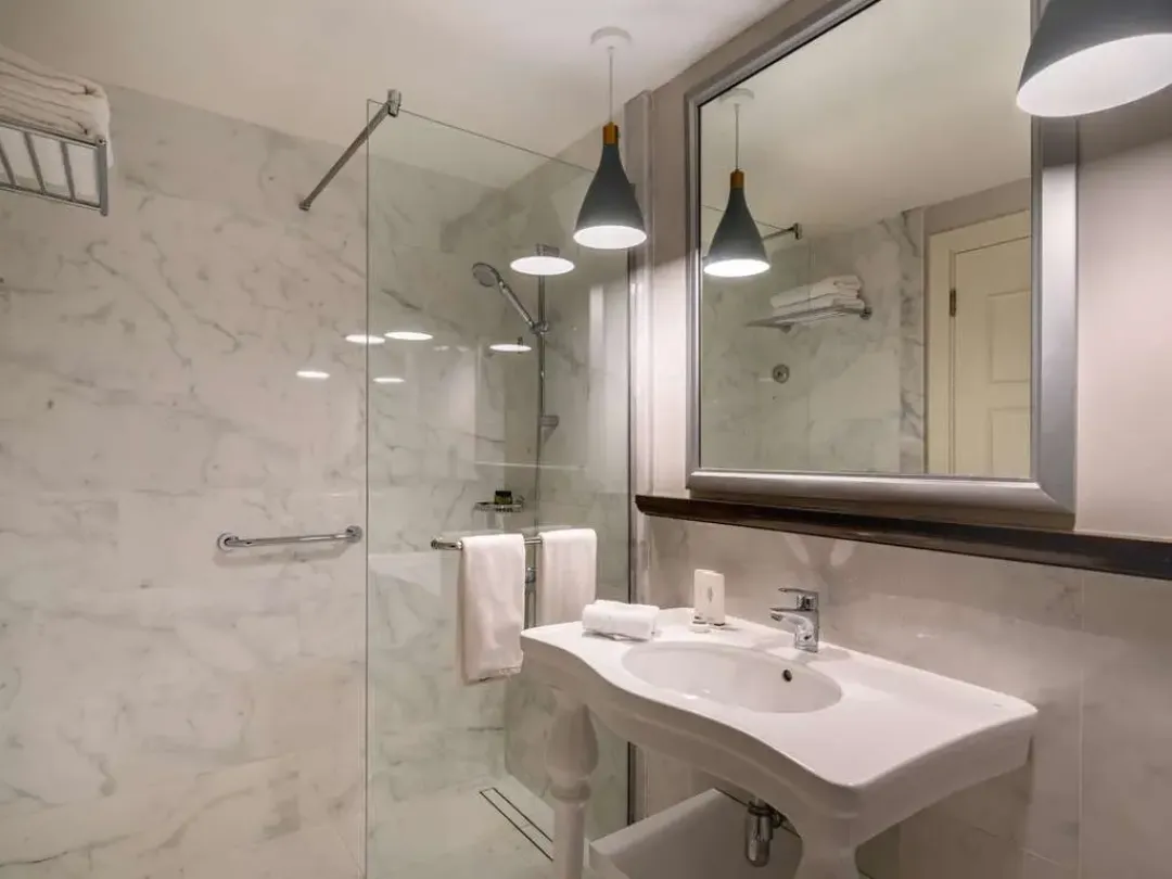 Deluxe Room Pool or Sea View - Bathroom