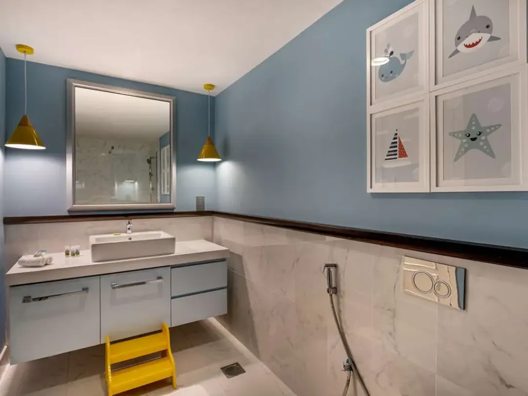 Kids Escape Family Suite - Kids Bathroom