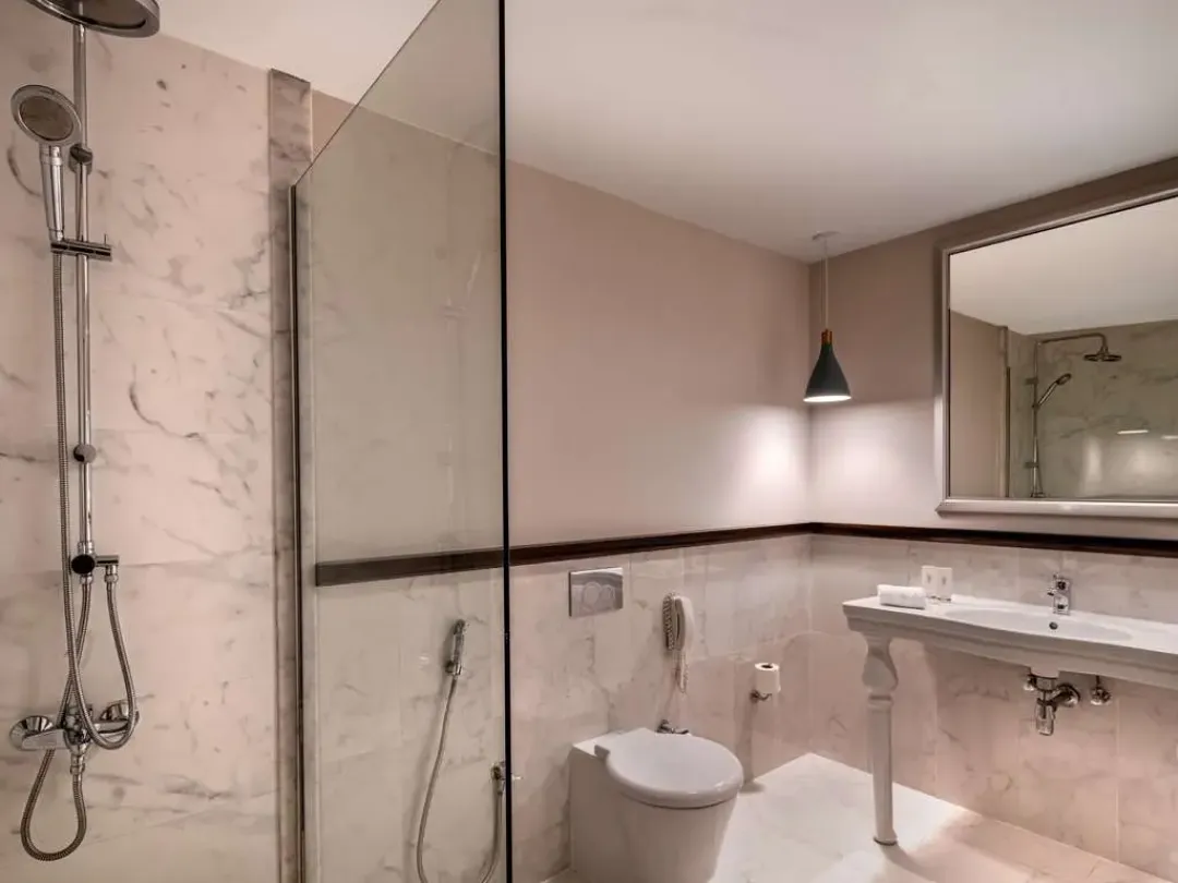 Kids Escape Family Suite - Main Bathroom