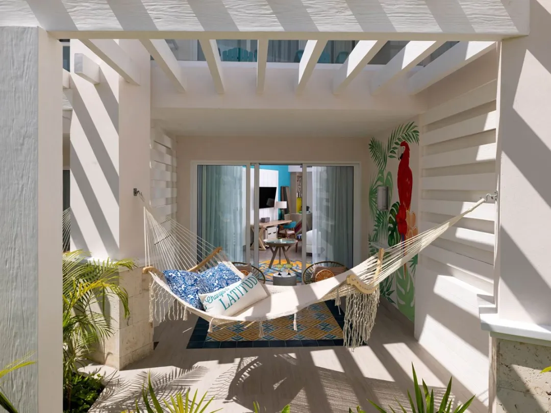 Island Oasis Suite- Terrace Swing