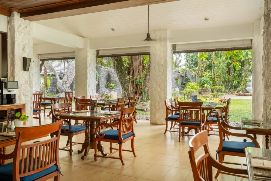 Thavorn Beach Village Resort - Maris Terrace Restaurant - Interior Seating