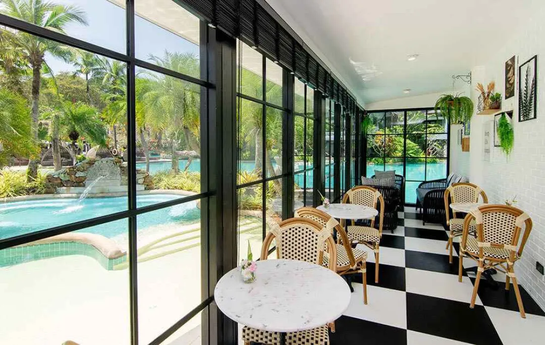 Thavorn Beach Village Resort - Thai Sala Cafe Seating