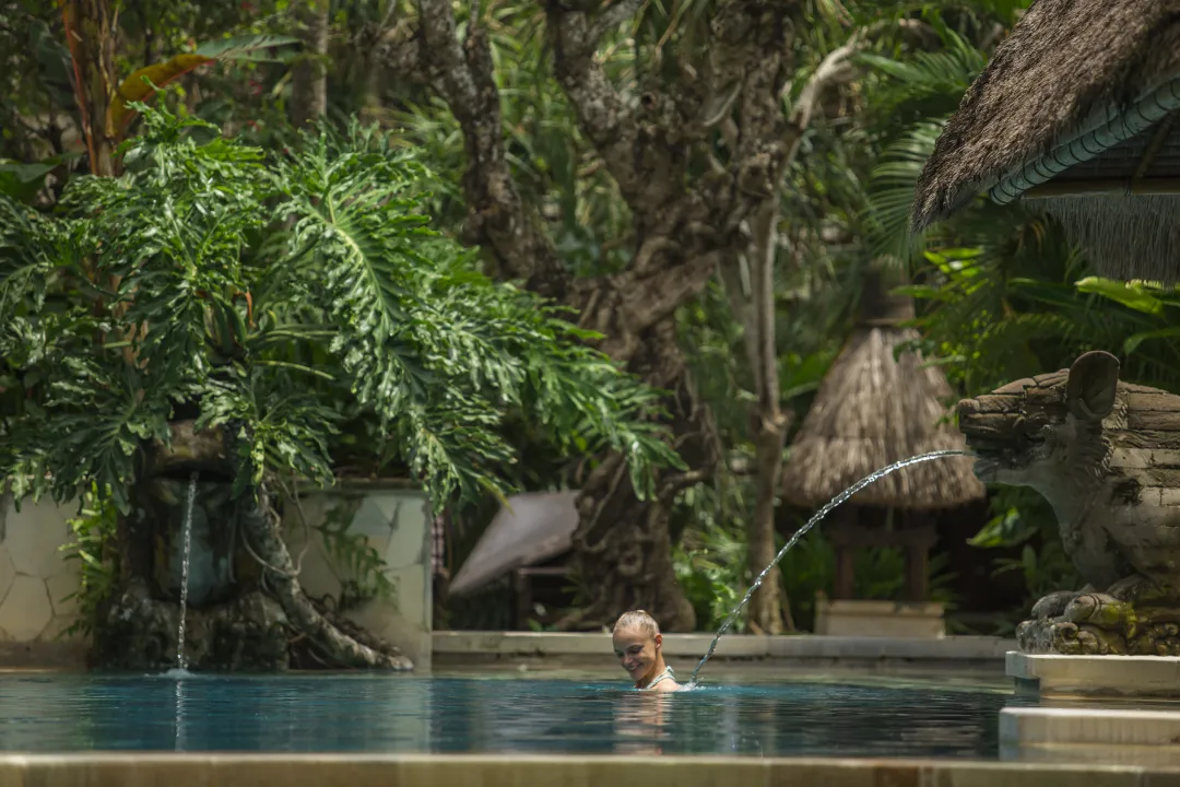 Puri Santrian - Club Rooms - Lady enjoying the pool