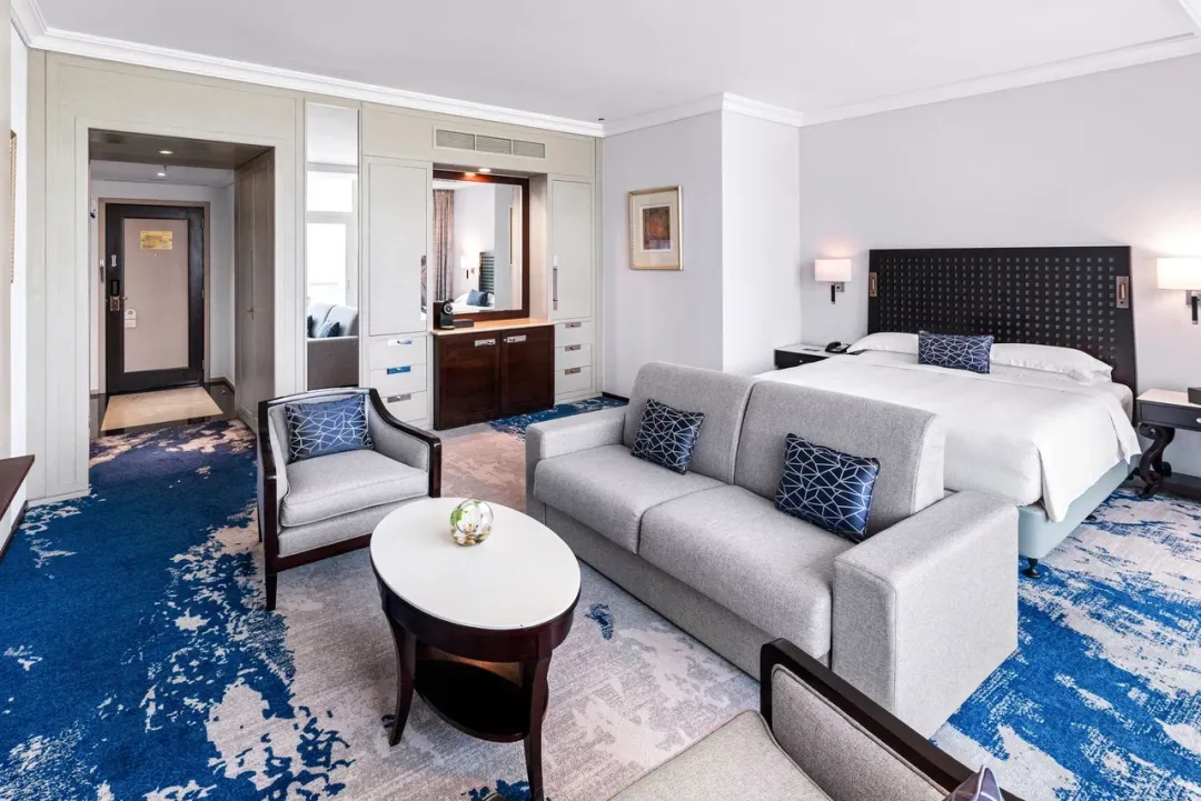 Beach Rotana Hotel - Sea view family room and sofa bed - detail