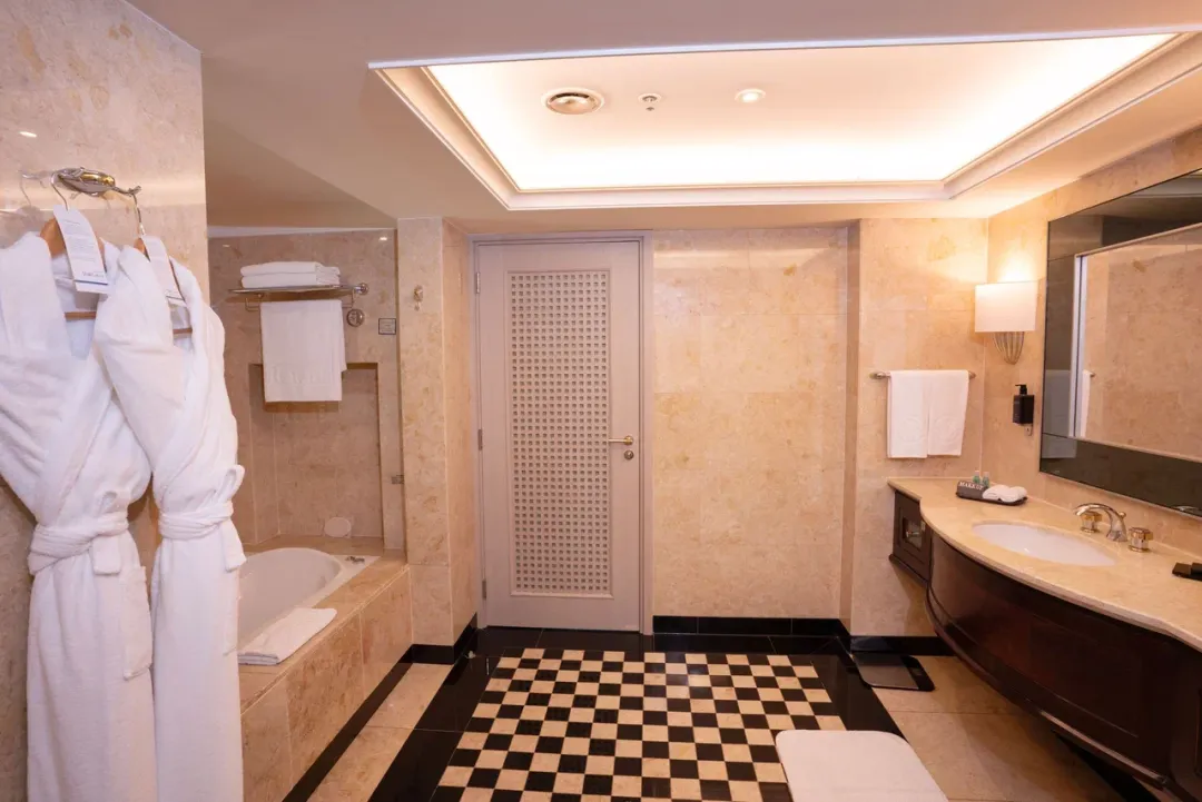 Beach Rotana Hotel - Sea View Suite - Bathroom
