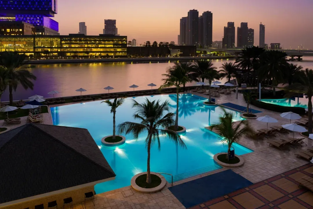 Beach Rotana Hotel - Pool - Night