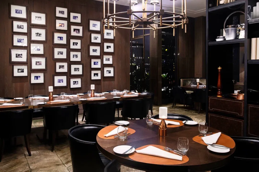 Beach Rotana Hotel - Rodeo Grill - Detail