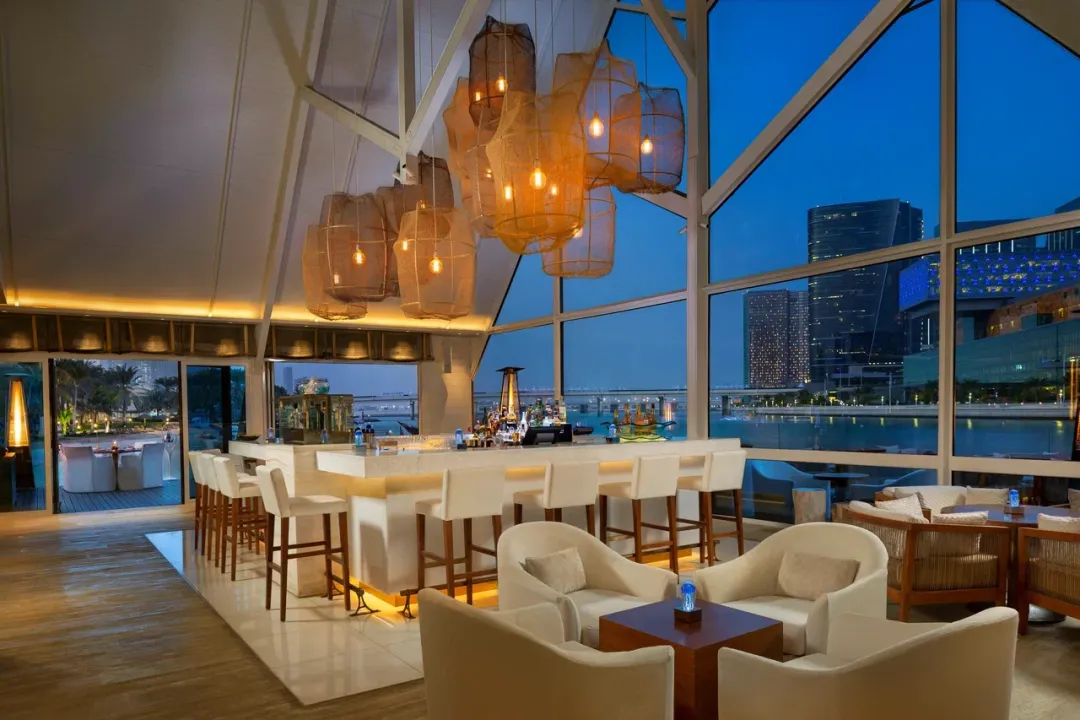 Beach Rotana Hotel - Finz - Detail