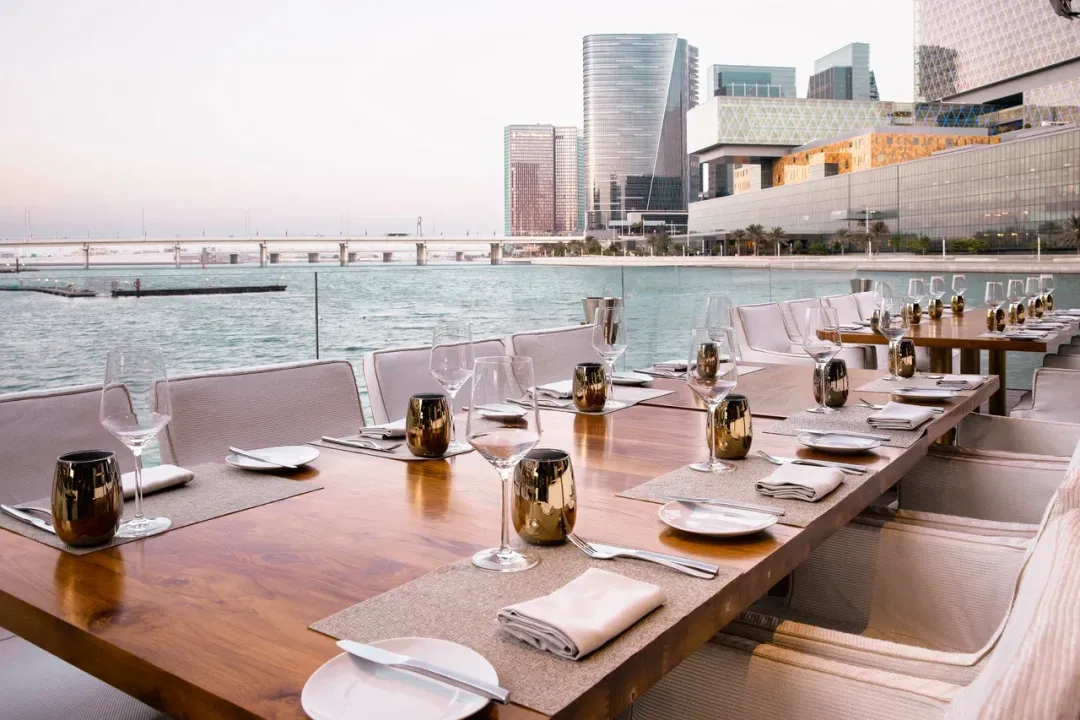 Beach Rotana Hotel - Restaurant with a View