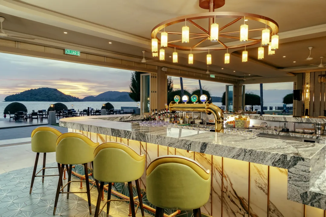Pelangi Beach Resort - Pelangi Grill - Bar Area