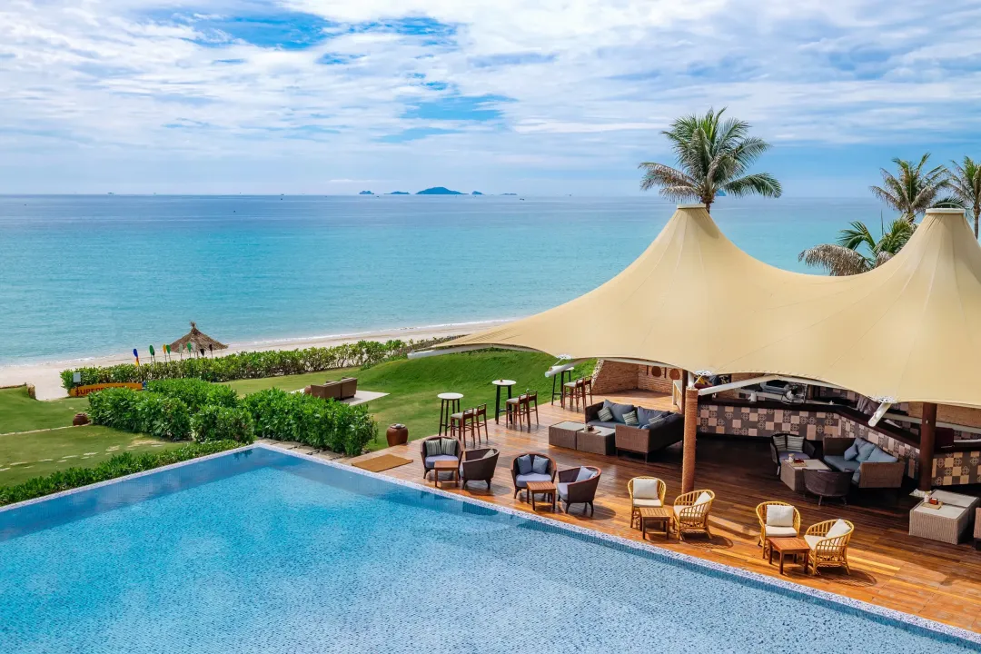 Fusion Resort Cam Ranh - PooL Restaurant with Sea View