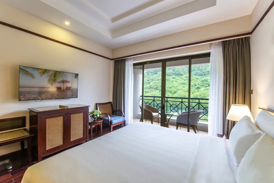 Deluxe Queen Bed - Bedroom with Garden View