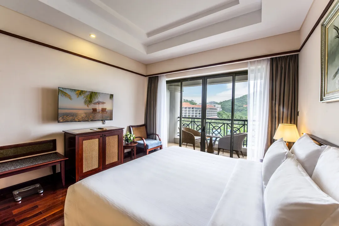 Deluxe Ocean View Queen Bed - Bedroom with Ocean View