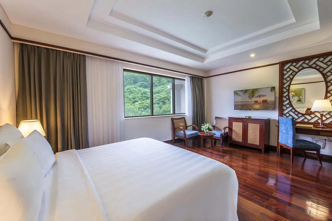 Grand Deluxe Queen Bed - Bedroom with View
