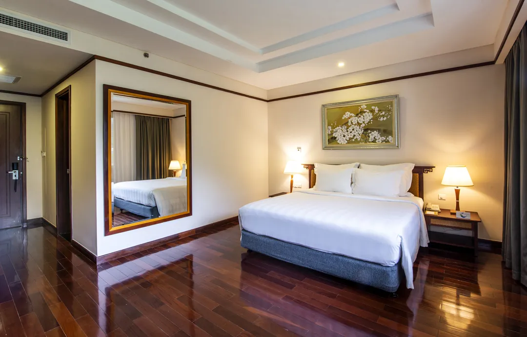 Grand Deluxe Queen Bed - Bedroom